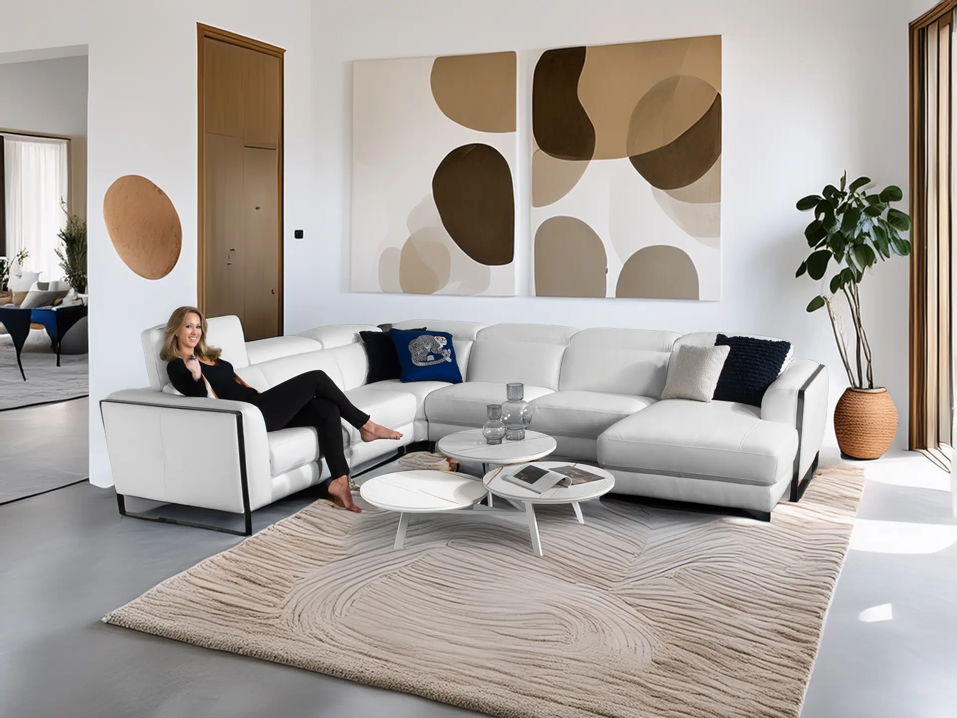Salon en angle en cuir blanc.