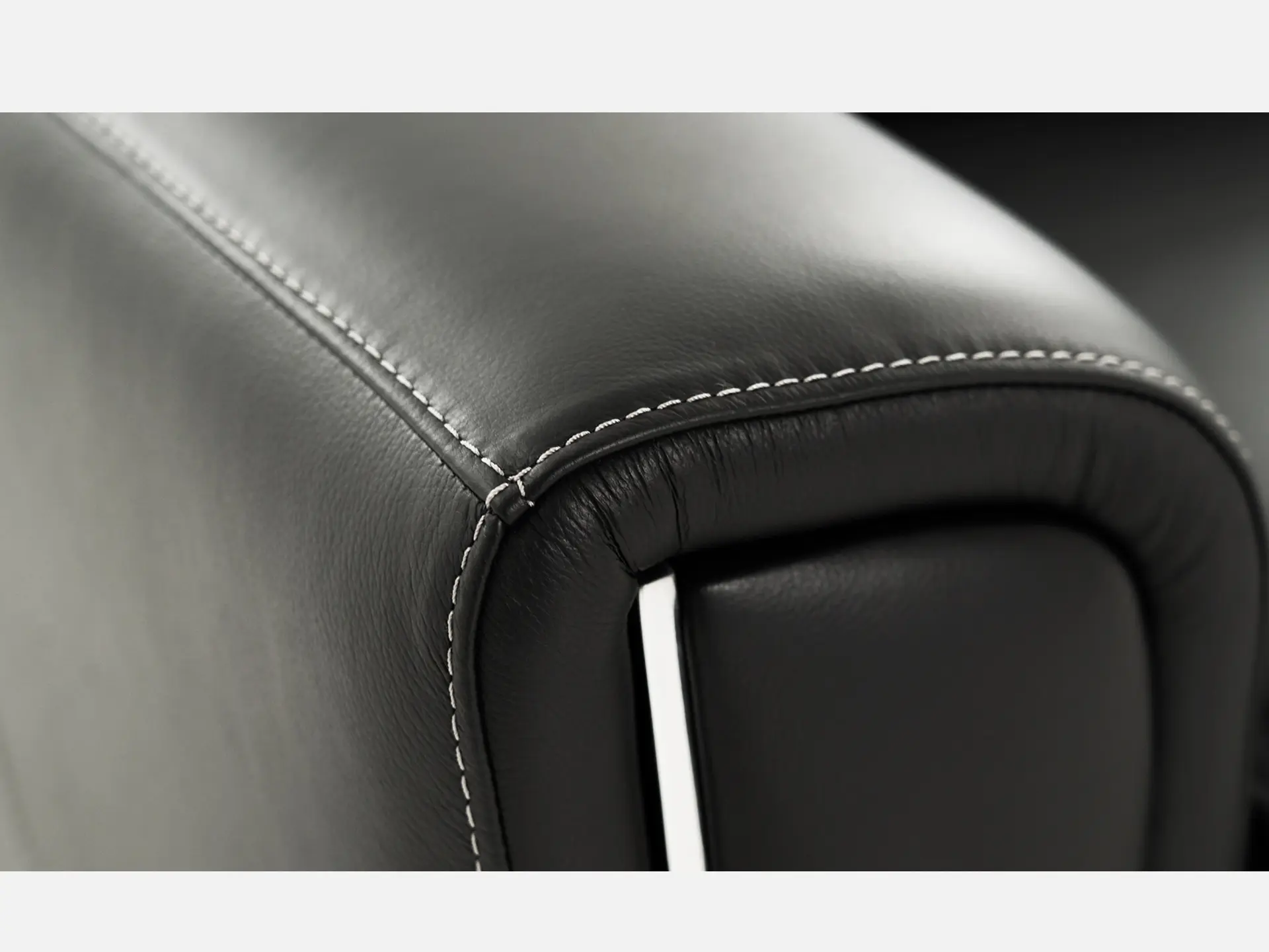 Canape contemporain en cuir noir Victoria chez Décosalon